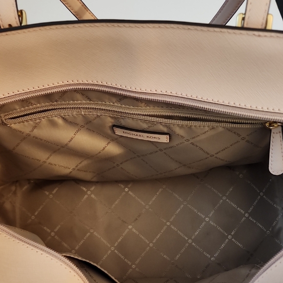 Michael Kors Gilly Large Drawstring Tote And Wallet. Hotel Kors Limited Edition - Picture 5 of 15